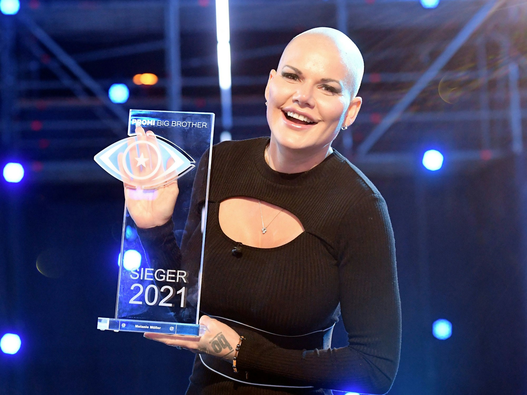 Melanie Müller zeigt ihren Pokal nach ihrem Sieg beim Promi Big Brother Event.