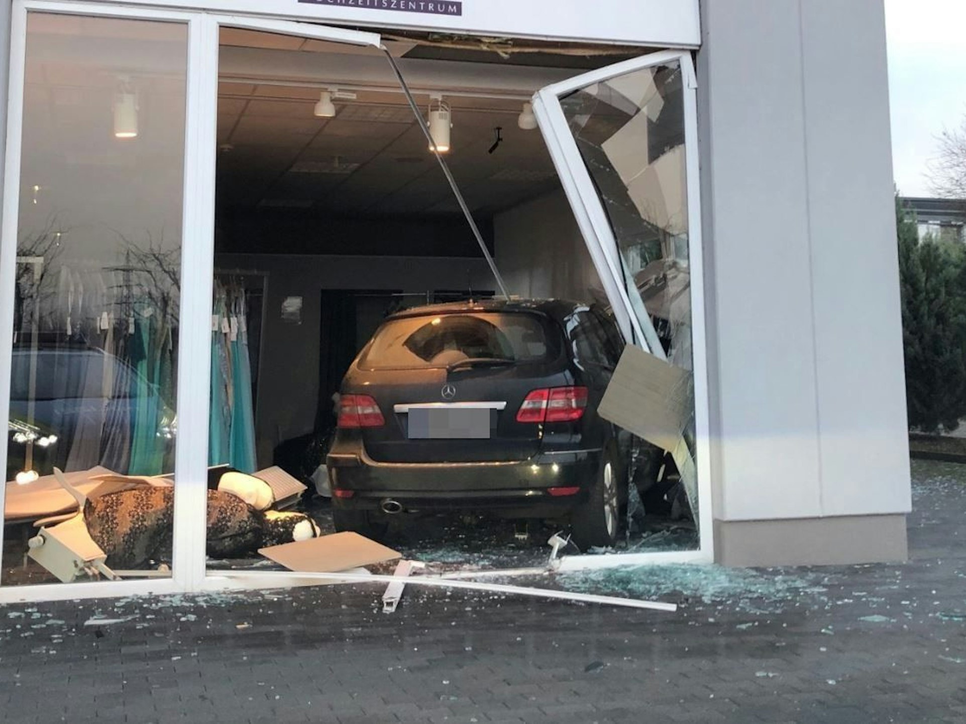 Nach einem missglückten Einparkmanöver ist ein Auto am 27. Januar in Kerpen erst im Verkaufsraum eines Brautmodengeschäfts zum Stehen gekommen. Verletzt wurde niemand