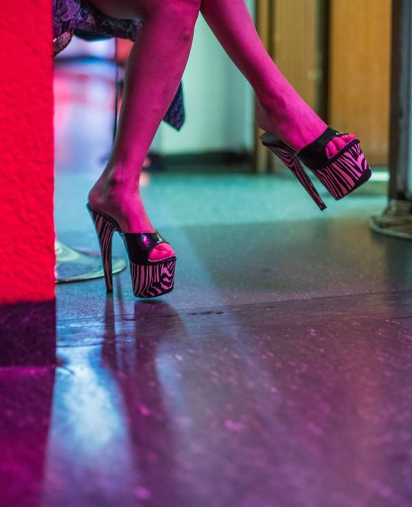Eine Prostituierte wartet auf ihrem Zimmer in einem Bordell auf Kundschaft.