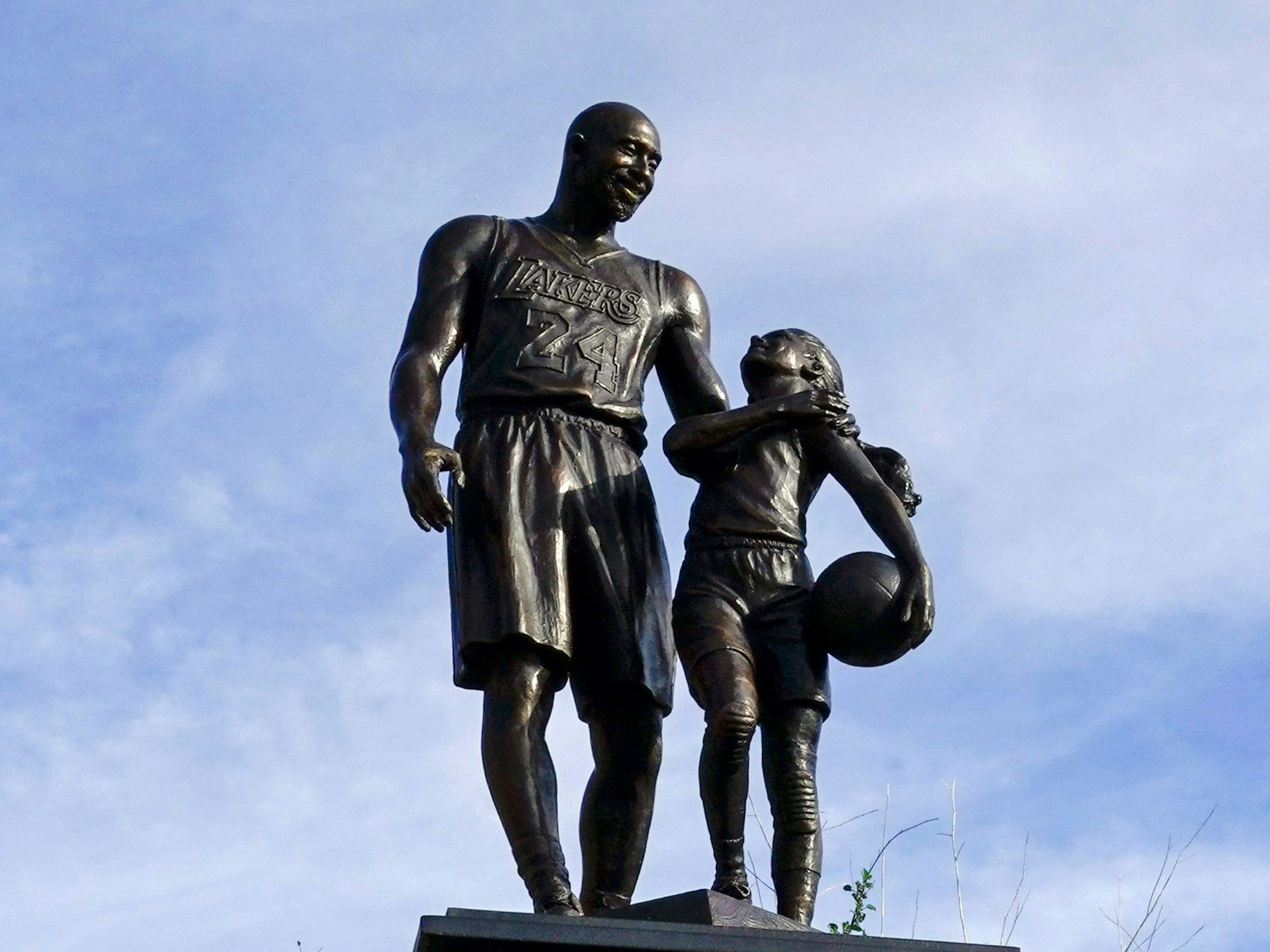 Die Statue von Kobe Bryant und seiner Tochter Gianna.