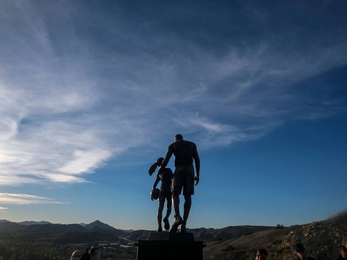 Die Statue für Kobe Bryant und seine Tochter in Calabasas.