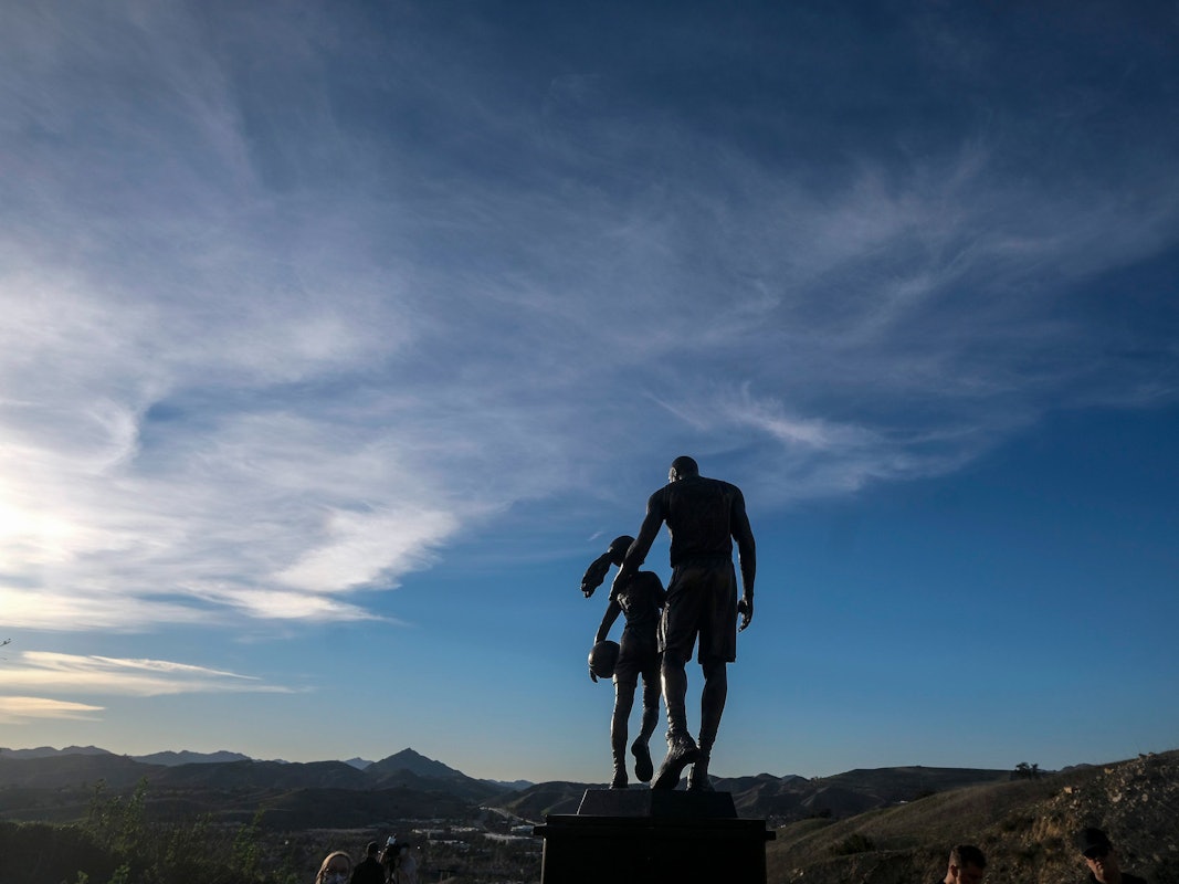Die Statue für Kobe Bryant und seine Tochter in Calabasas.