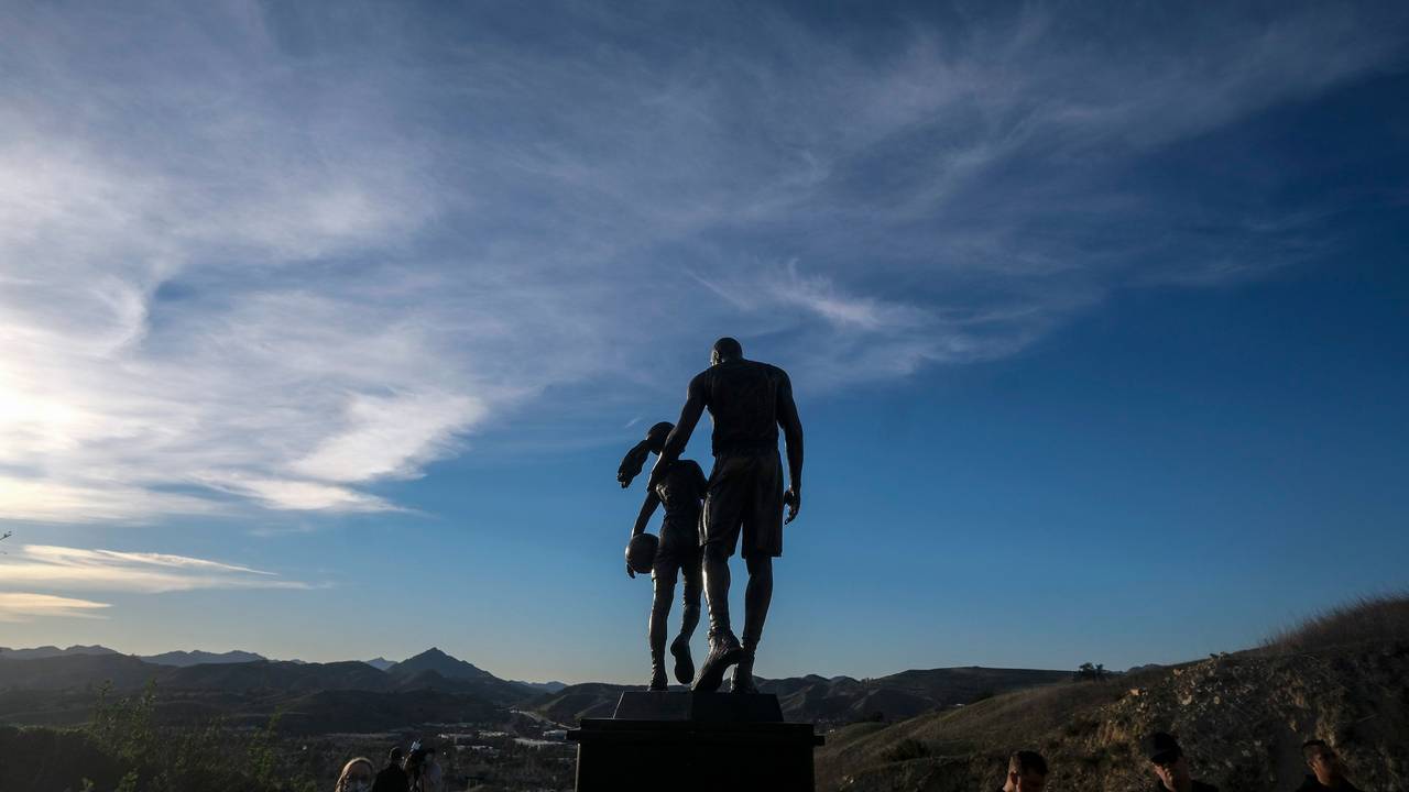 Die Statue für Kobe Bryant und seine Tochter in Calabasas.
