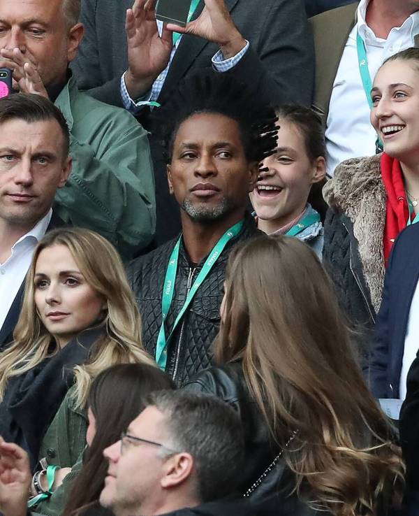 Ivica Olic, Zé Roberto und Sammy Kuffour sitzen auf der Tribüne.