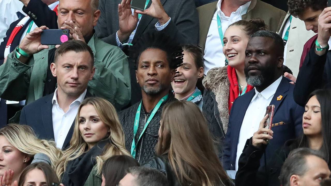 Ivica Olic, Zé Roberto und Sammy Kuffour sitzen auf der Tribüne.