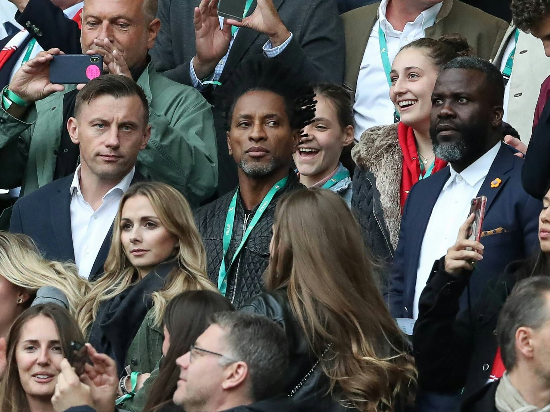 Ivica Olic, Zé Roberto und Sammy Kuffour sitzen auf der Tribüne.