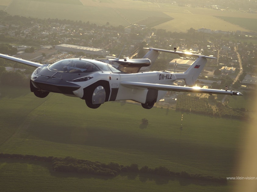 Die slowakische Herstellerfirma Klein Vision hat die erste offizielle Flugerlaubnis für ihr fliegendes Auto „AirCar“ erhalten.