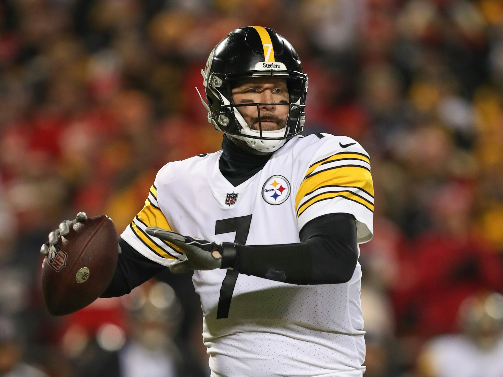 Ben Roethlisberger hat den Football in der Hand.