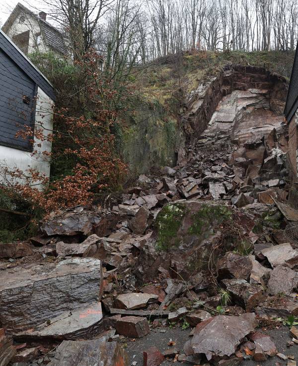 Mehrere große Felsbrocken sind in Altena unterhalb der Burg Altena abgerutscht.