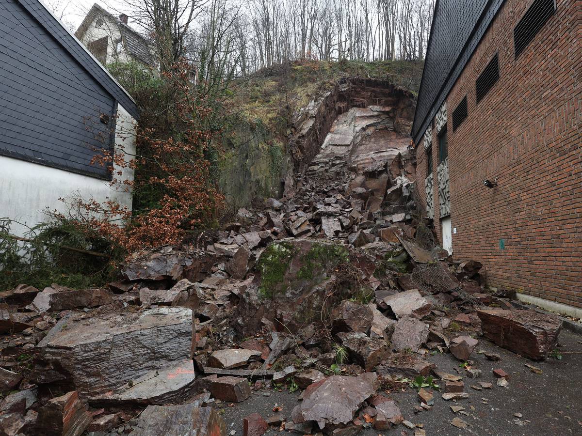 Mehrere große Felsbrocken sind in Altena unterhalb der Burg Altena abgerutscht.