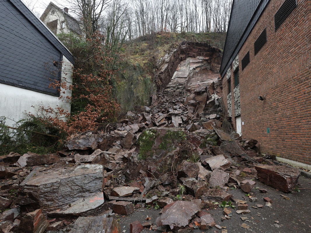 Mehrere große Felsbrocken sind in Altena unterhalb der Burg Altena abgerutscht.