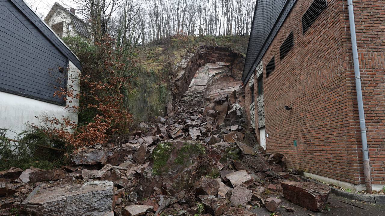 Mehrere große Felsbrocken sind in Altena unterhalb der Burg Altena abgerutscht.