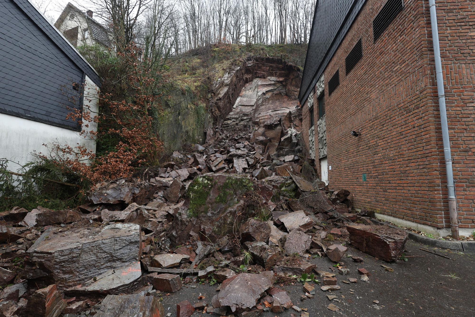 Mehrere große Felsbrocken sind in Altena unterhalb der Burg Altena abgerutscht.