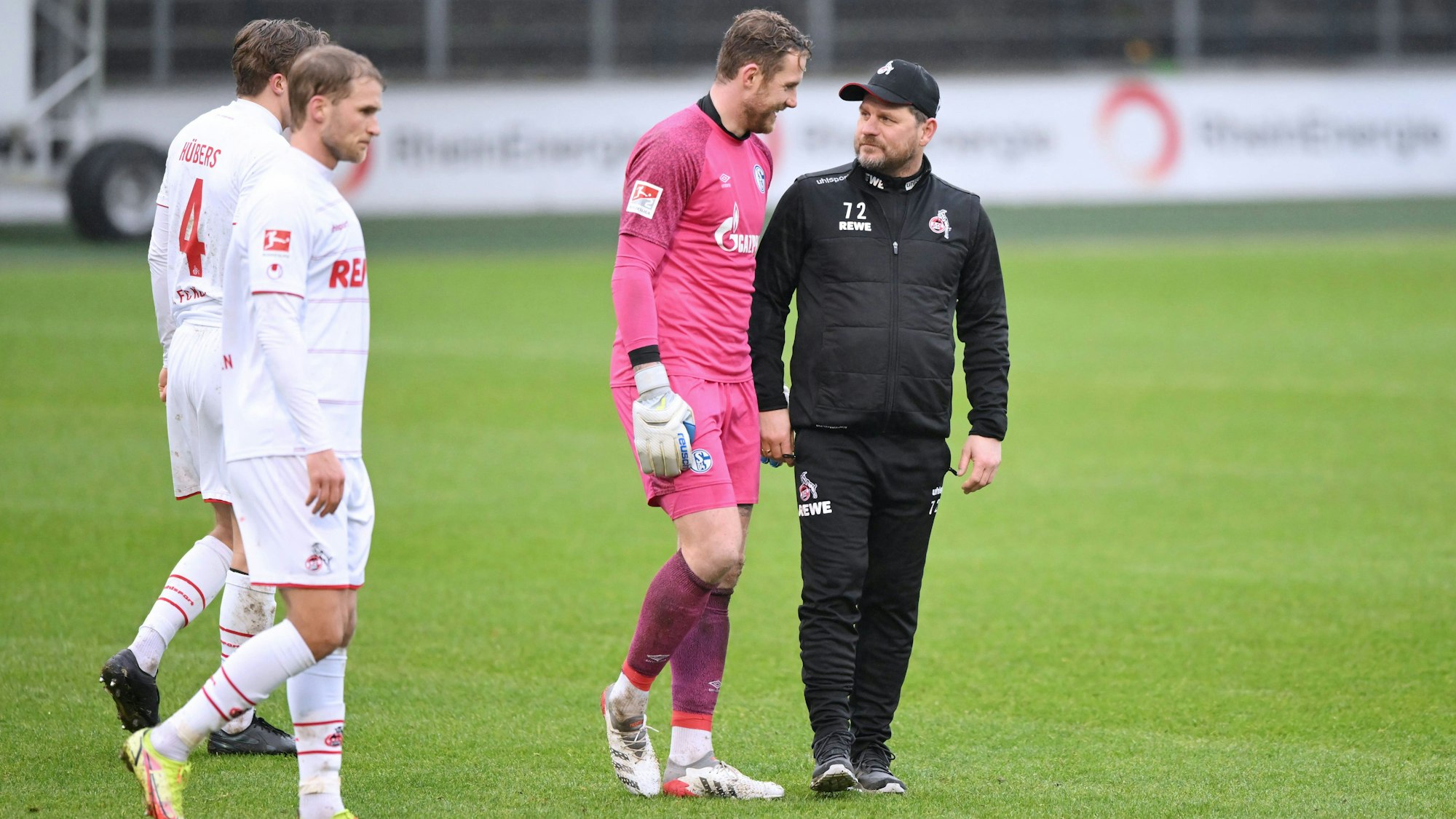 Steffen Baumgart spricht mit Schalkes Ralf Fährmann.