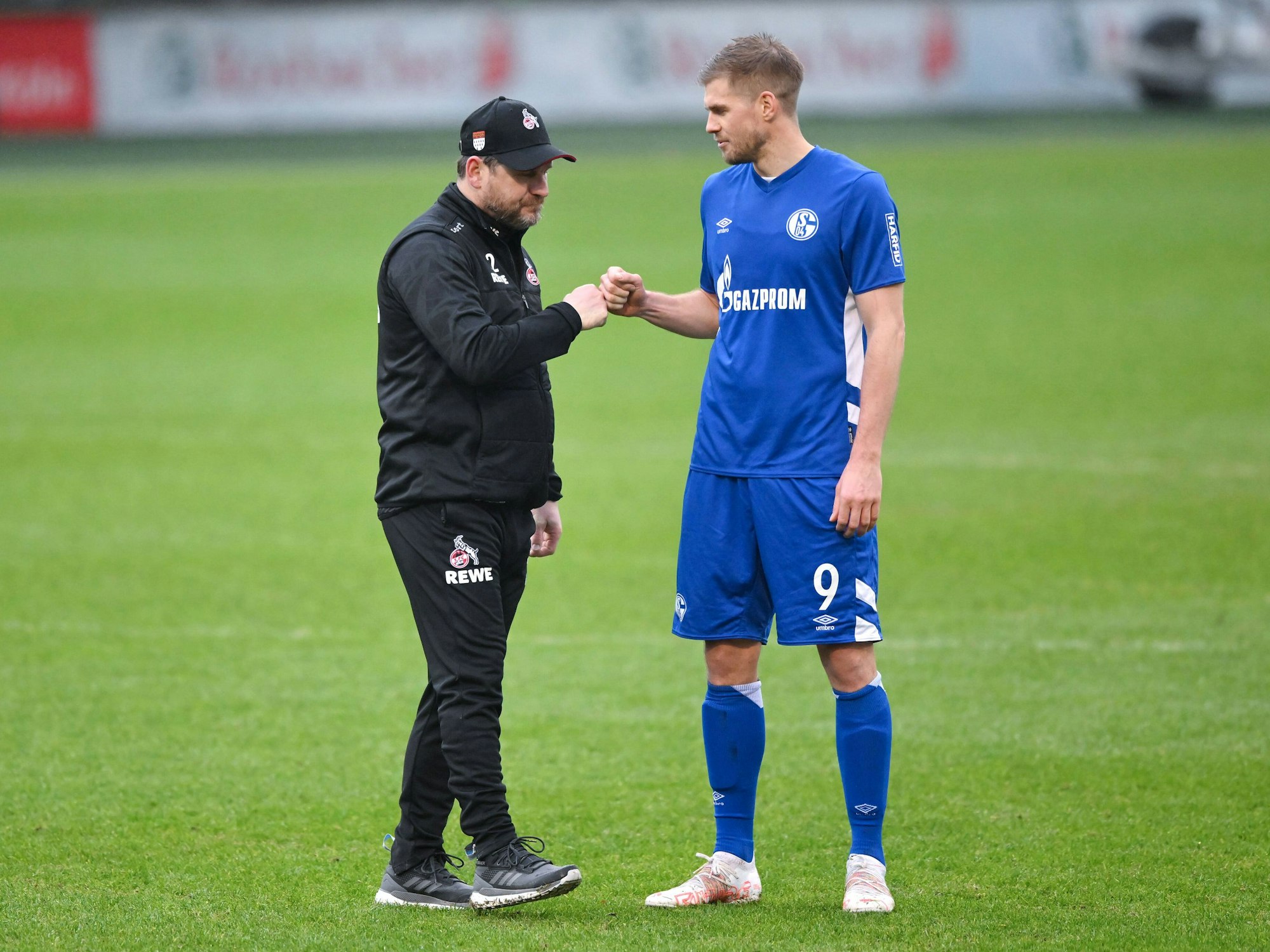Steffen Baumgart klatscht mit Simon Terodde ab.