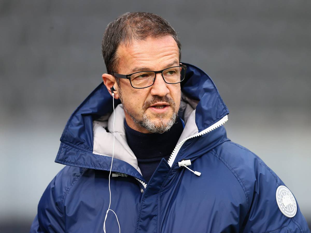 Fredi Bobic mit Knopf im Ohr vor dem Bundesligaspiel zwischen Hertha und Köln.