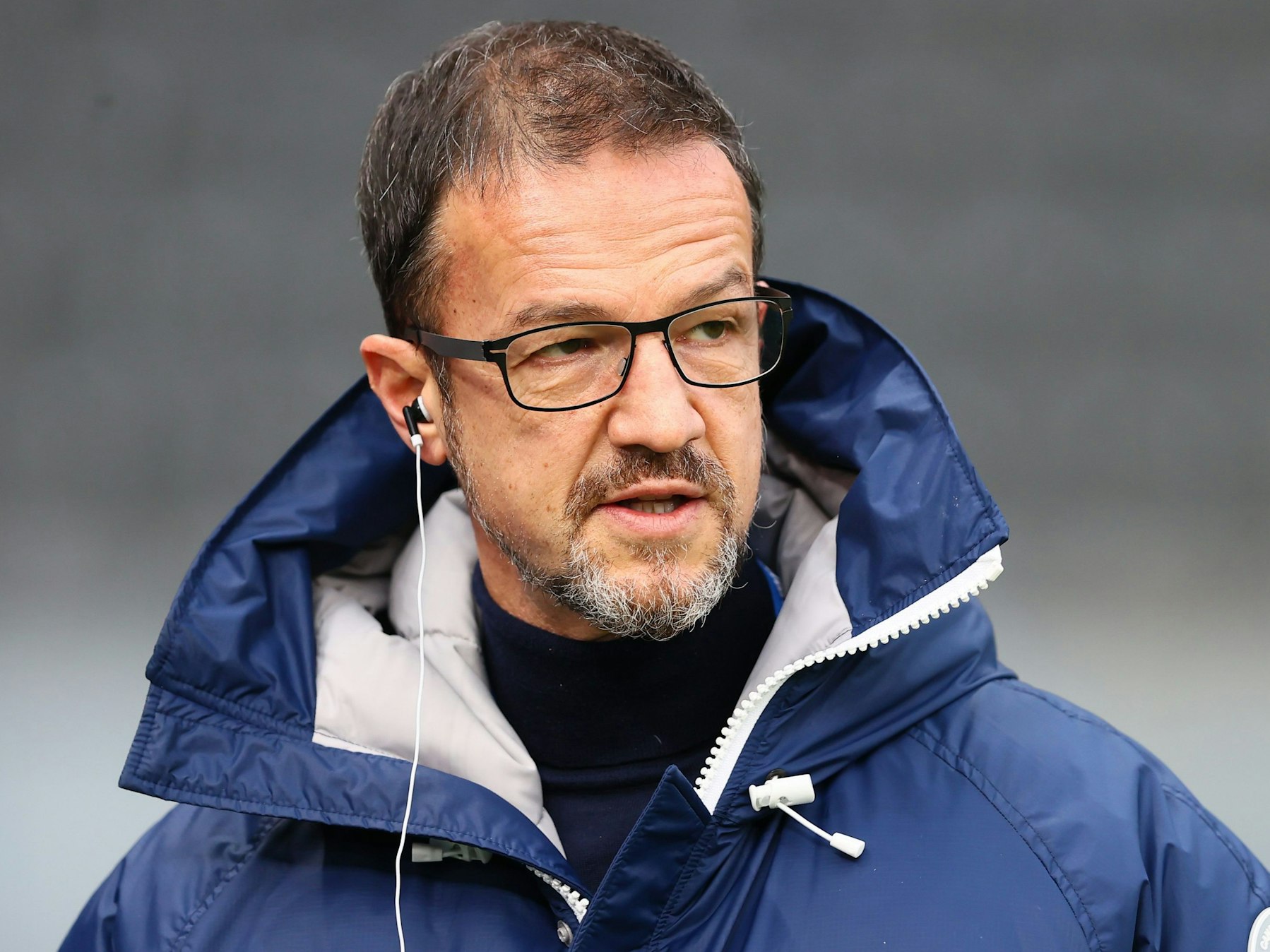 Fredi Bobic mit Knopf im Ohr vor dem Bundesligaspiel zwischen Hertha und Köln.