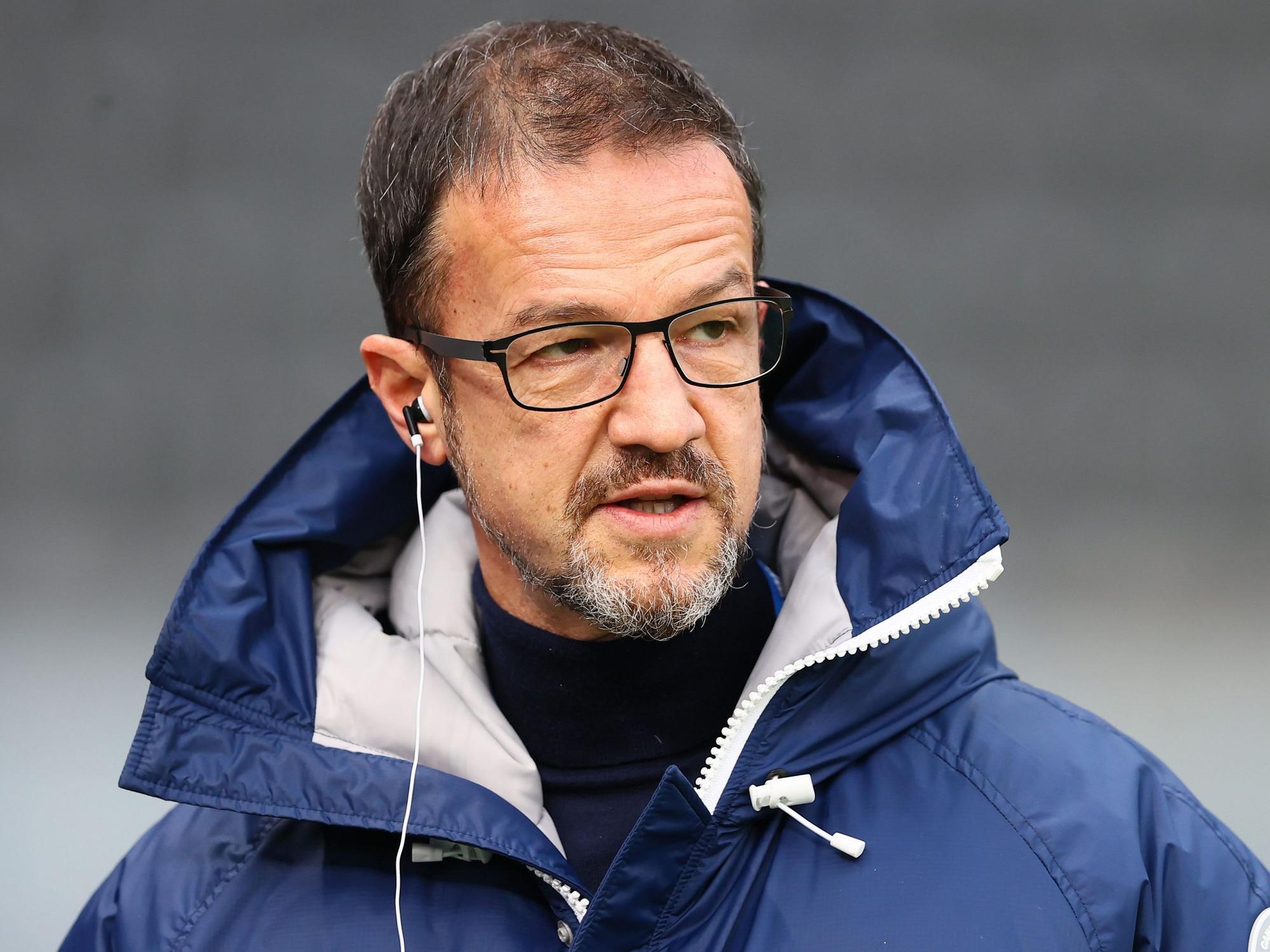 Fredi Bobic mit Knopf im Ohr vor dem Bundesligaspiel zwischen Hertha und Köln.