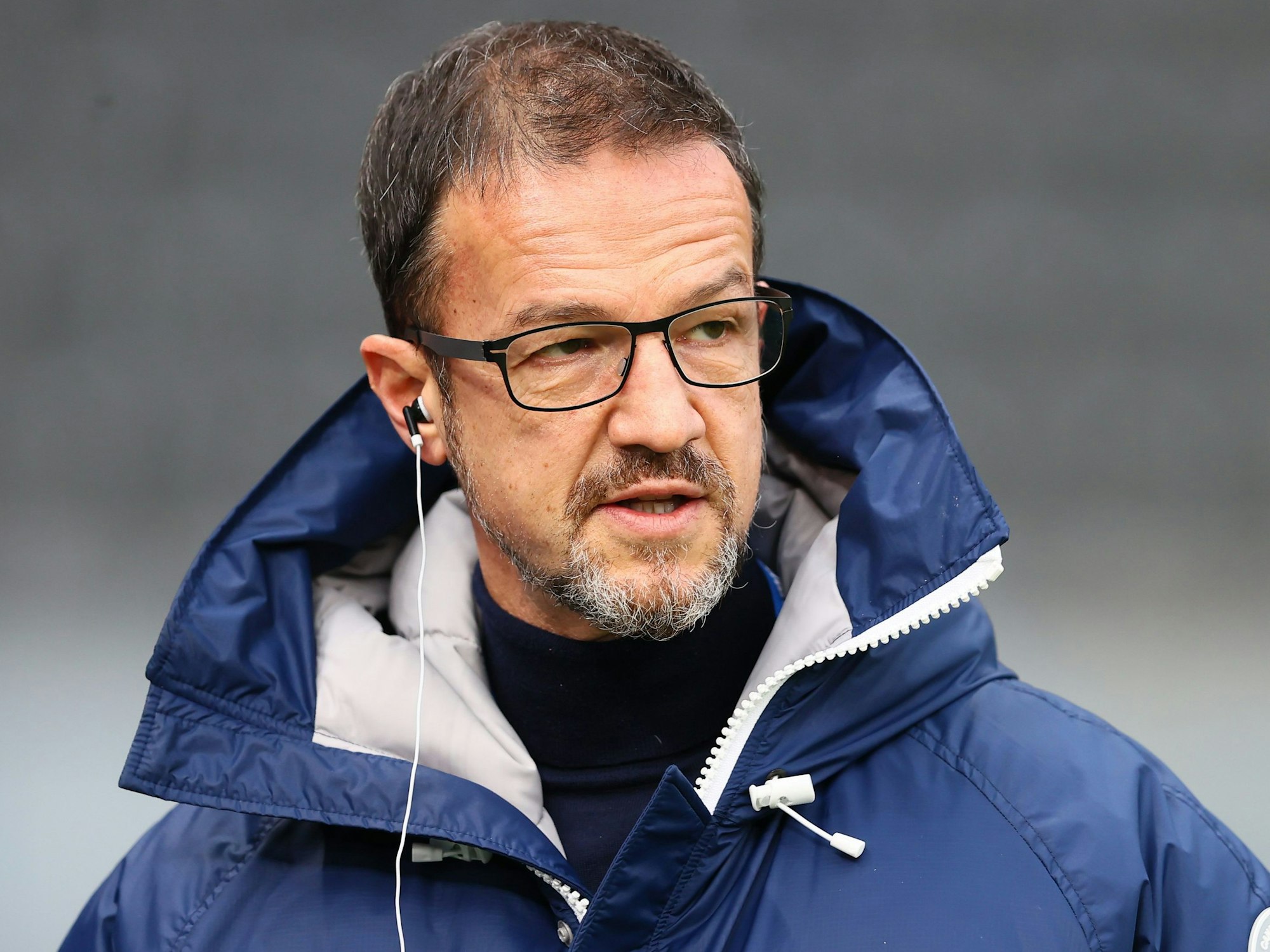Fredi Bobic mit Knopf im Ohr vor dem Bundesligaspiel zwischen Hertha und Köln.