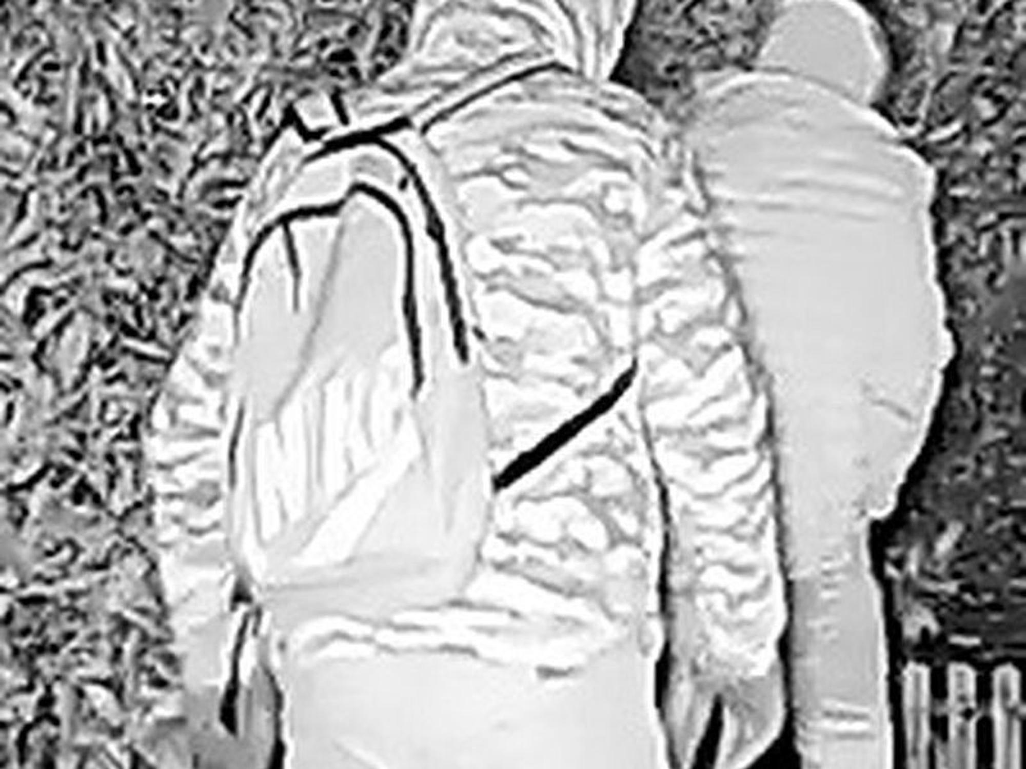 Zwei Männer von hinten, einer trägt eine auffällig gemusterte Jacke.