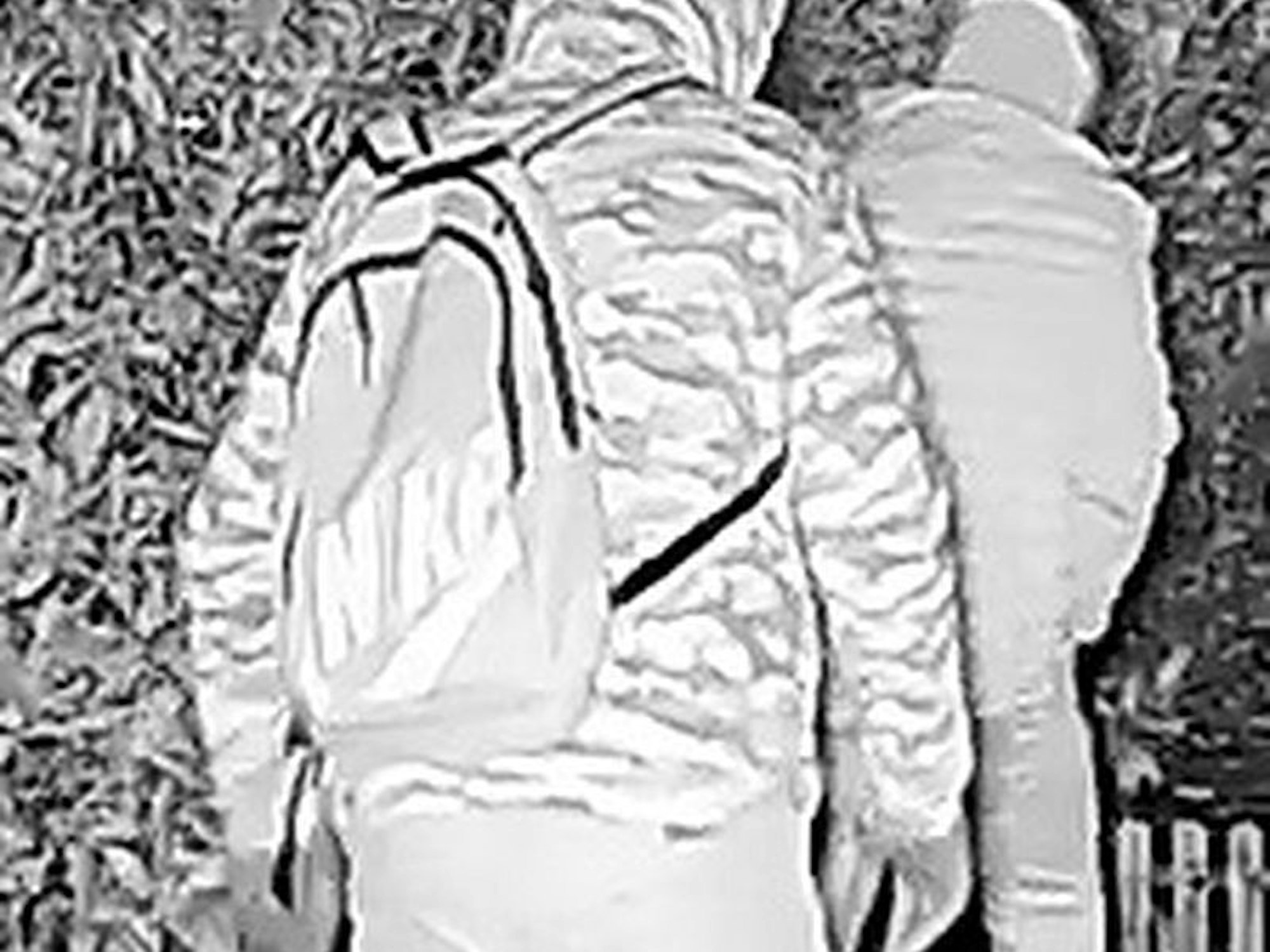 Zwei Männer von hinten, einer trägt eine auffällig gemusterte Jacke.