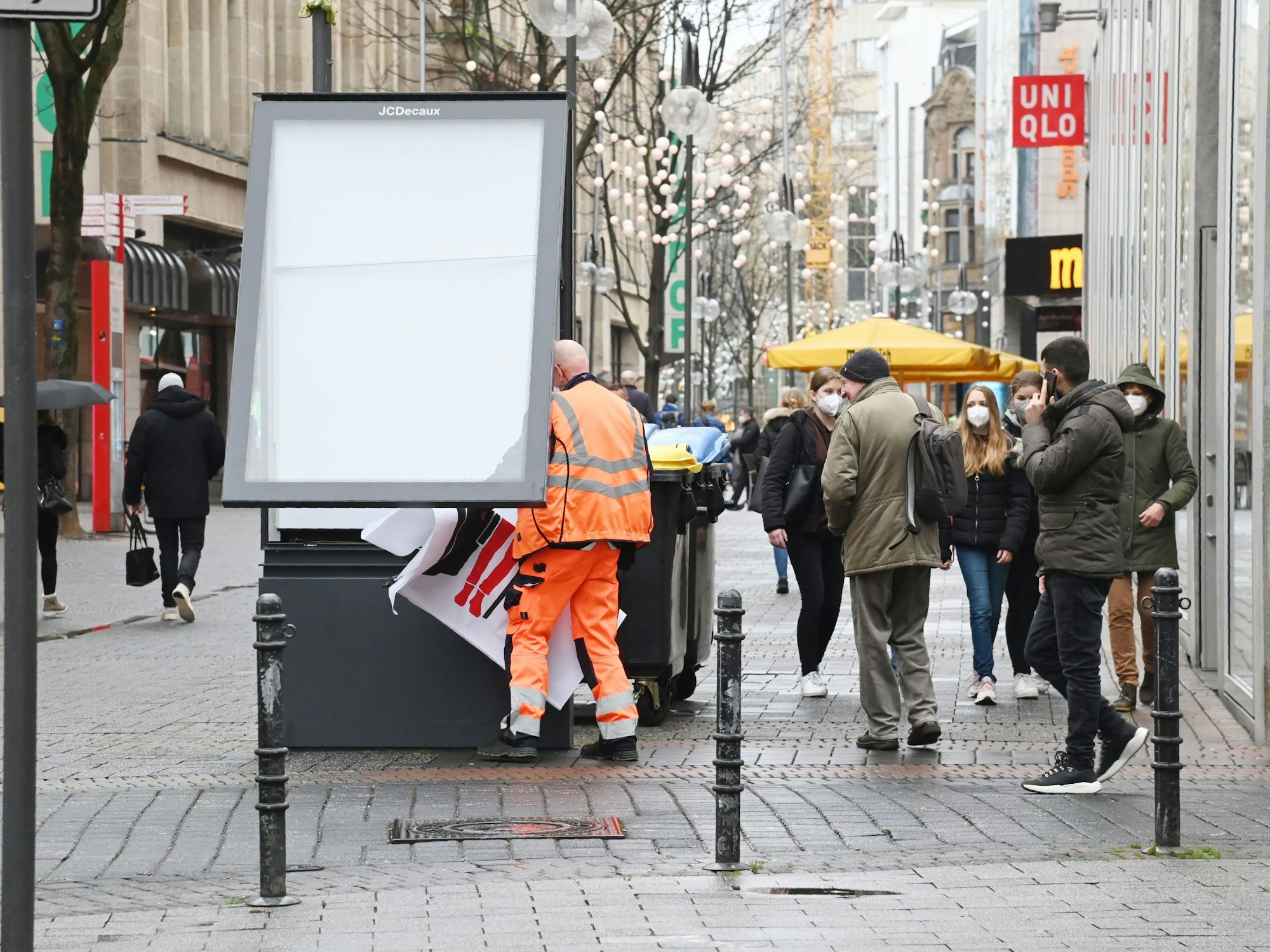 Auf der Ecke Gürzenichstraße / Große Sandkaule steht ein Plakat gegen Missbrauch in der Katholischen Kirche.
um 13.04 Uhr wurde das Plakat entfernt und durch ein offizielles ersetzt.