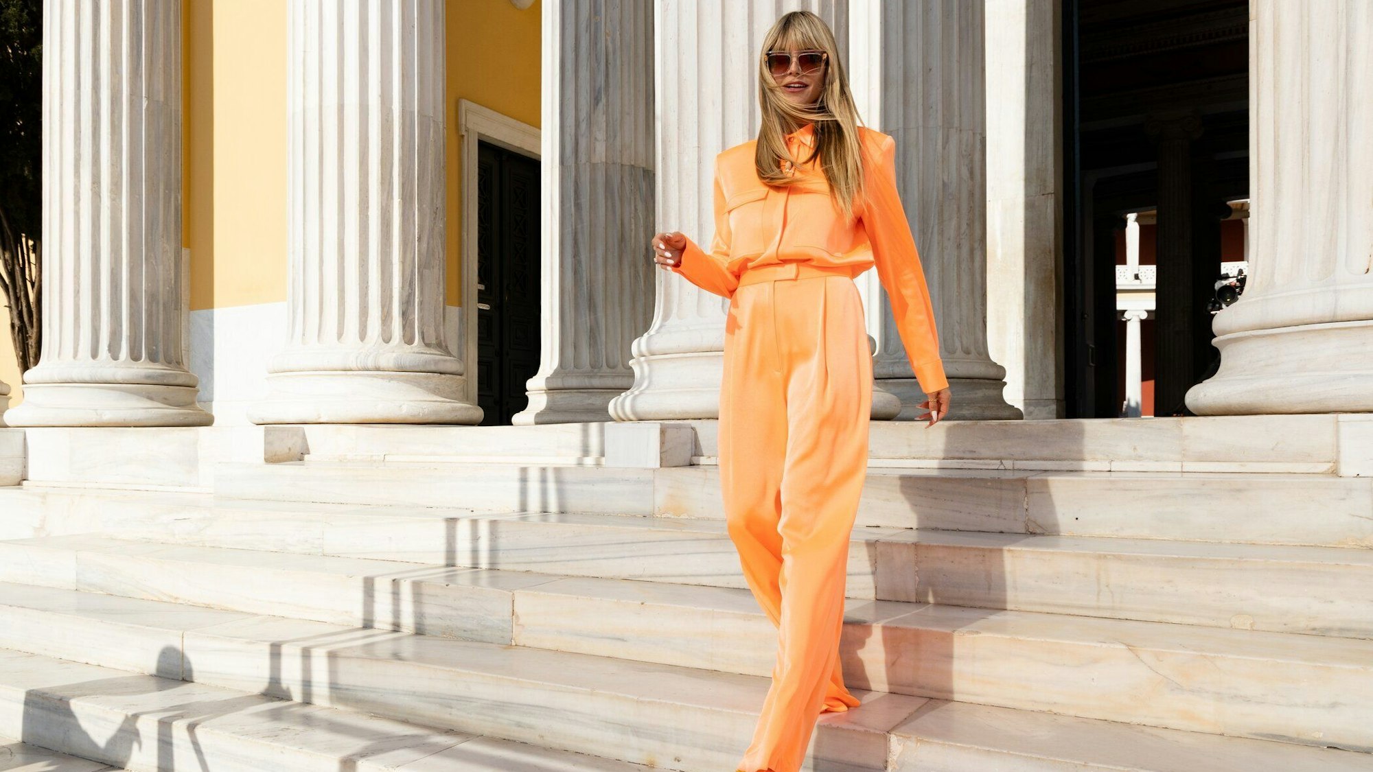 Heidi Klum im orangenen Zweiteiler läuft eine Treppe herunter. Das Bild ist am 1. Januar 2022 aufgenommen.