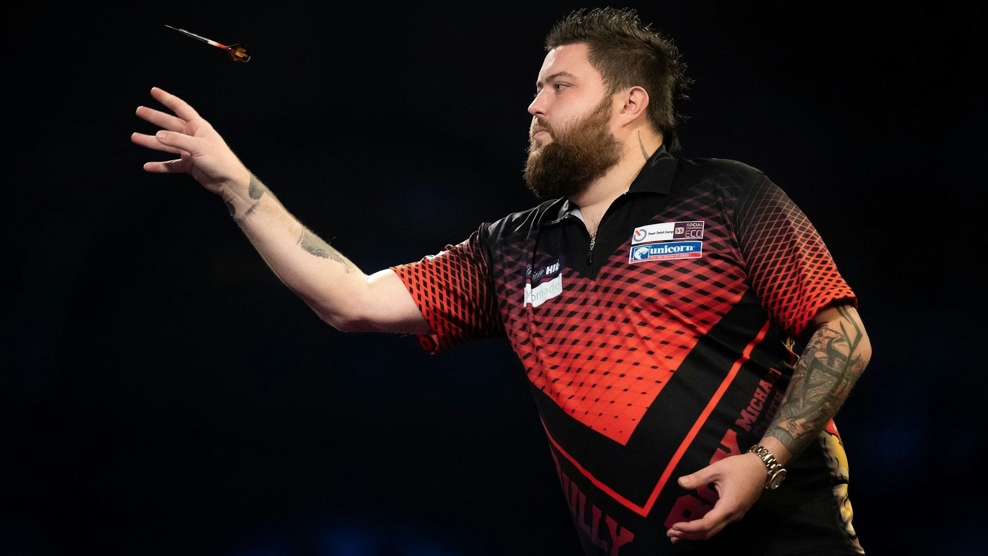 Michael Smith wirft einen Darts-Pfeil