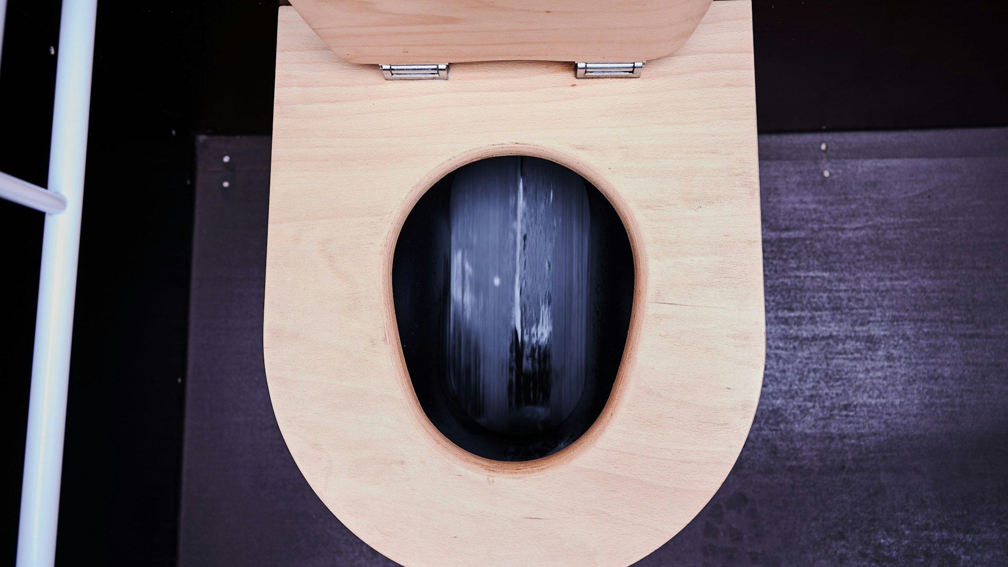 Das Symbolfoto zeigt eine Toilette mit geöffnetem Klodeckel.