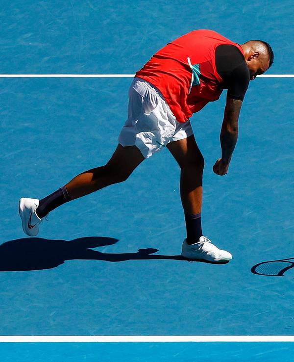 Nick Kyrgios zertrümmert seinen Schläger.