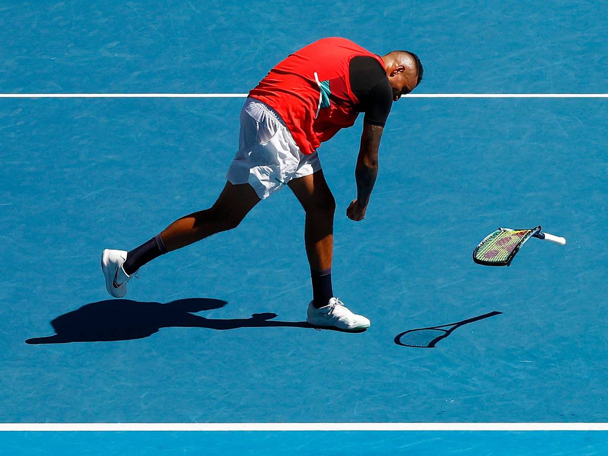 Nick Kyrgios zertrümmert seinen Schläger.