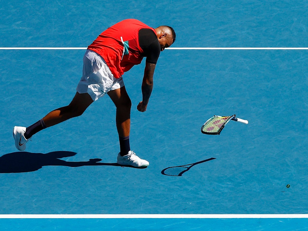 Nick Kyrgios zertrümmert seinen Schläger.