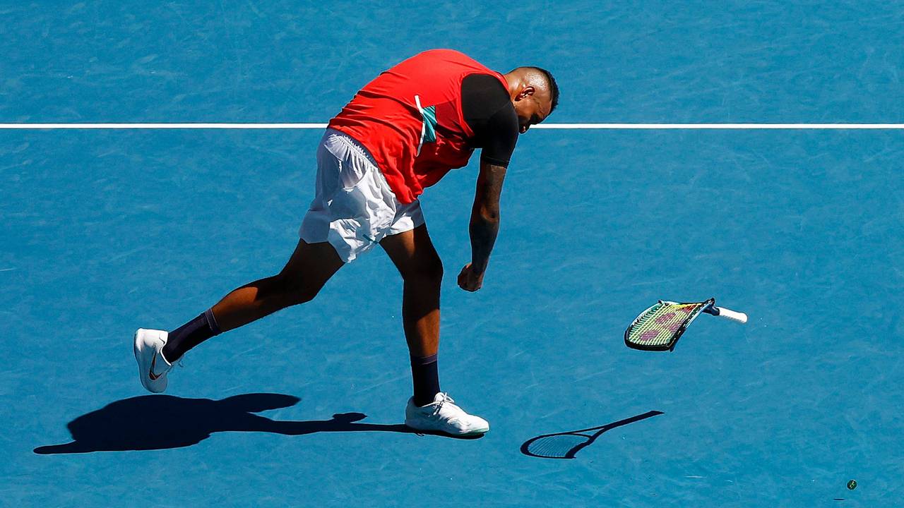 Nick Kyrgios zertrümmert seinen Schläger.