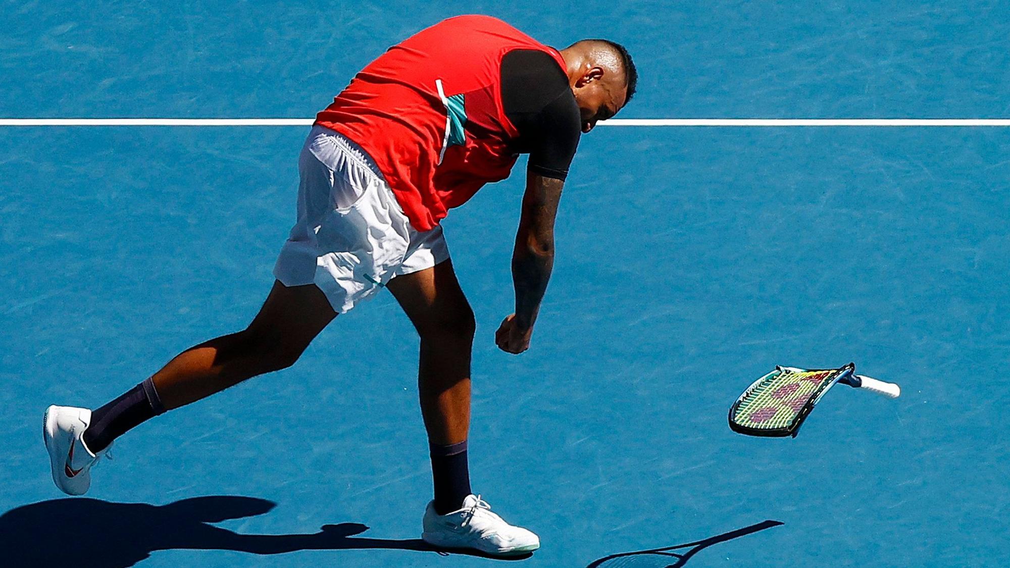 Nick Kyrgios zertrümmert seinen Schläger.