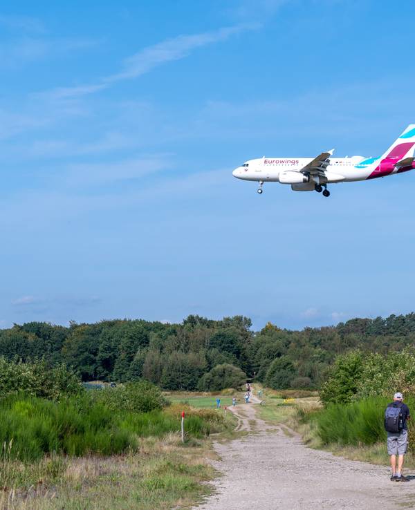 Köln: Flugzeug von Eurowings im Landeanflug über der Wahner Heide. Foto von Uwe Weiser