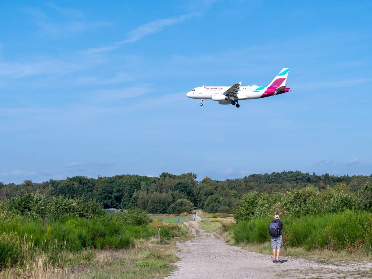 Köln: Flugzeug von Eurowings im Landeanflug über der Wahner Heide. Foto von Uwe Weiser