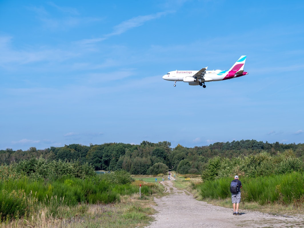 Köln: Flugzeug von Eurowings im Landeanflug über der Wahner Heide. Foto von Uwe Weiser