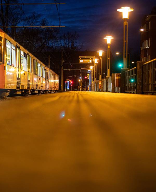 Am Wiener Platz in Mülheim hat sich am Donnerstagmorgen ein Unfall mit einer KVB-Bahn ereignet. Unser Symbolfoto vom 2. Februar 2021 zeigt eine KVB-Bahn der Linie 13.