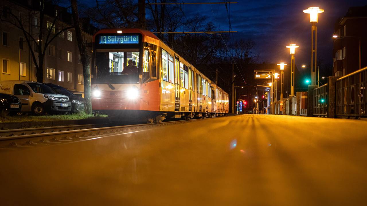 Am Wiener Platz in Mülheim hat sich am Donnerstagmorgen ein Unfall mit einer KVB-Bahn ereignet. Unser Symbolfoto vom 2. Februar 2021 zeigt eine KVB-Bahn der Linie 13.