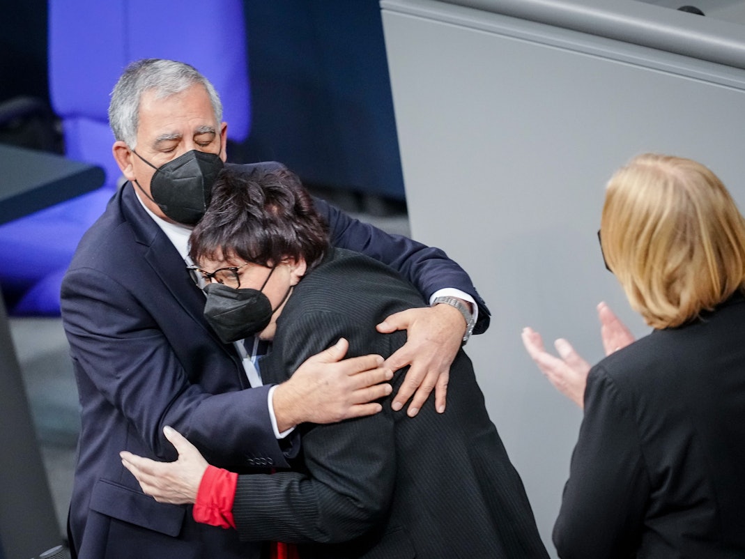 Inge Auerbacher (M), Holocaust-Überlebende, wird von Mickey Levy, Sprecher der Knesset, neben Bärbel Bas, Bundestagspräsidentin, bei der Gedenkstunde zum „Tag des Gedenkens an die Opfer des Nationalsozialismus“ im Deutschen Bundestag umarmt.