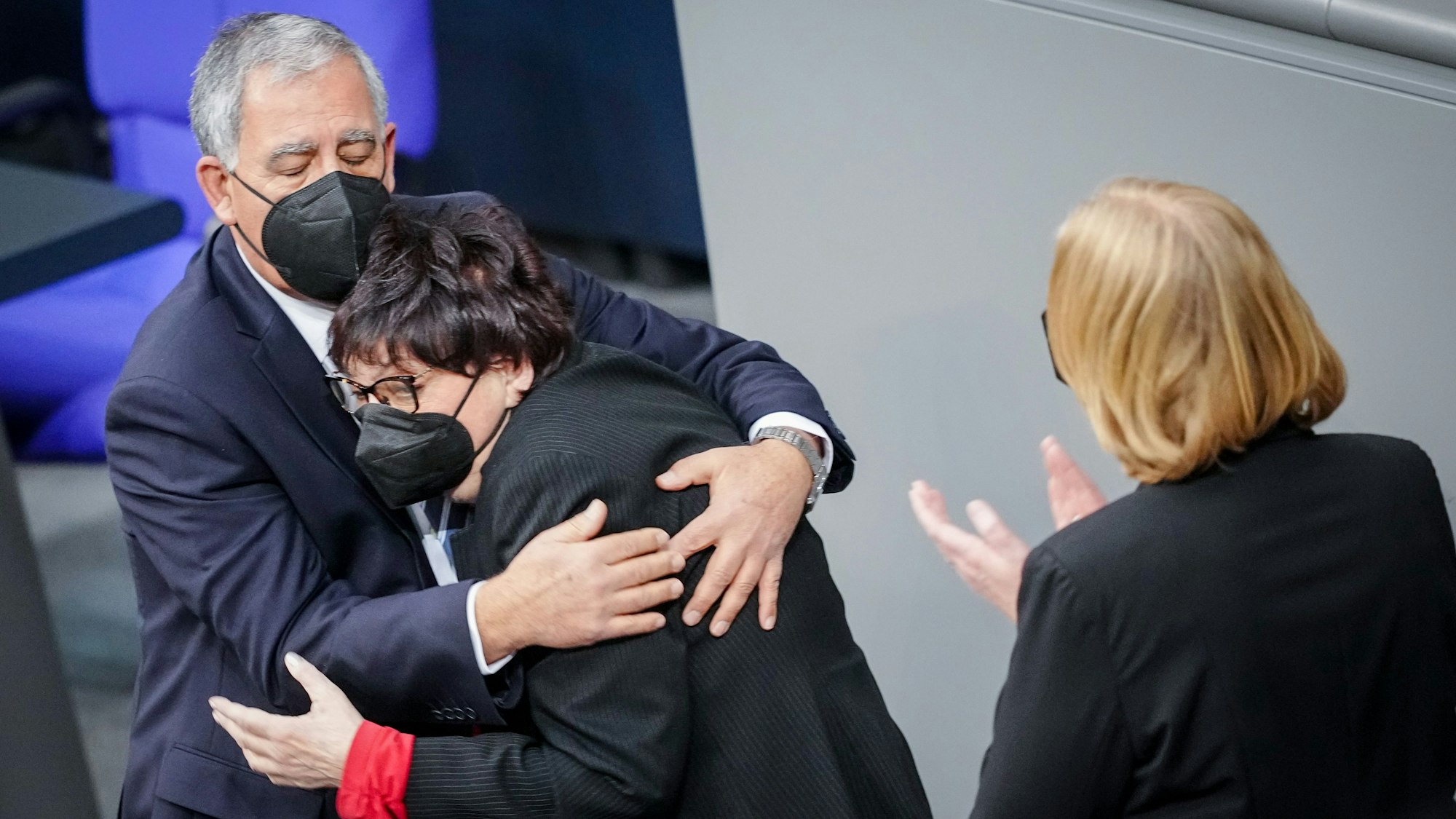 Inge Auerbacher (M), Holocaust-Überlebende, wird von Mickey Levy, Sprecher der Knesset, neben Bärbel Bas, Bundestagspräsidentin, bei der Gedenkstunde zum „Tag des Gedenkens an die Opfer des Nationalsozialismus“ im Deutschen Bundestag umarmt.