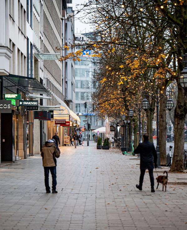 Nur wenige Menschen sind morgens auf der Königsallee unterwegs.