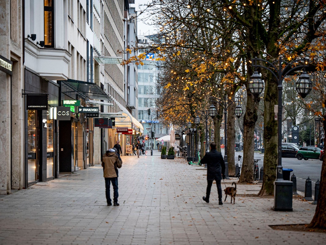 Nur wenige Menschen sind morgens auf der Königsallee unterwegs.