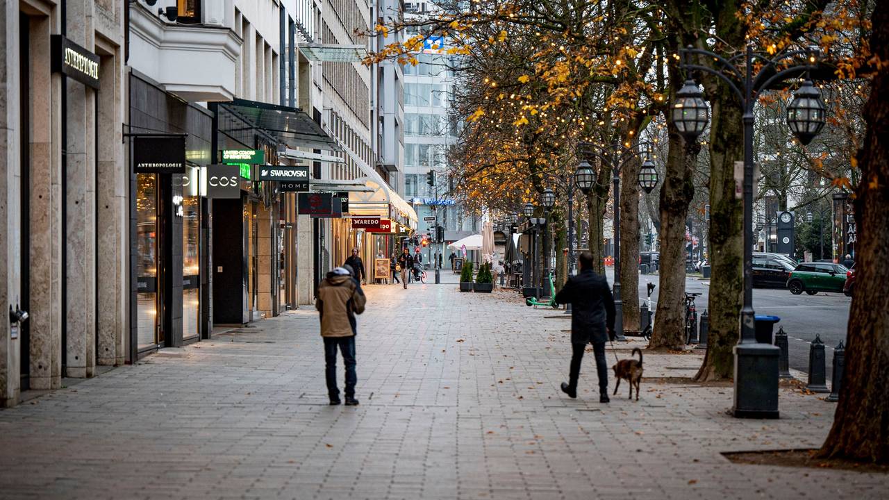 Nur wenige Menschen sind morgens auf der Königsallee unterwegs.