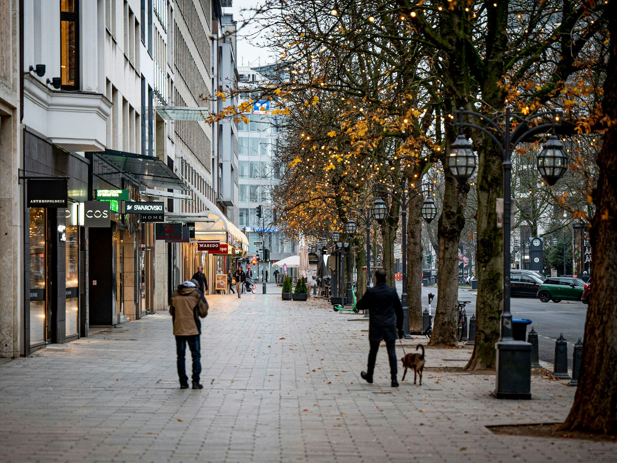 Nur wenige Menschen sind am Morgen des 18. Dezember 2021 auf der Königsallee unterwegs.