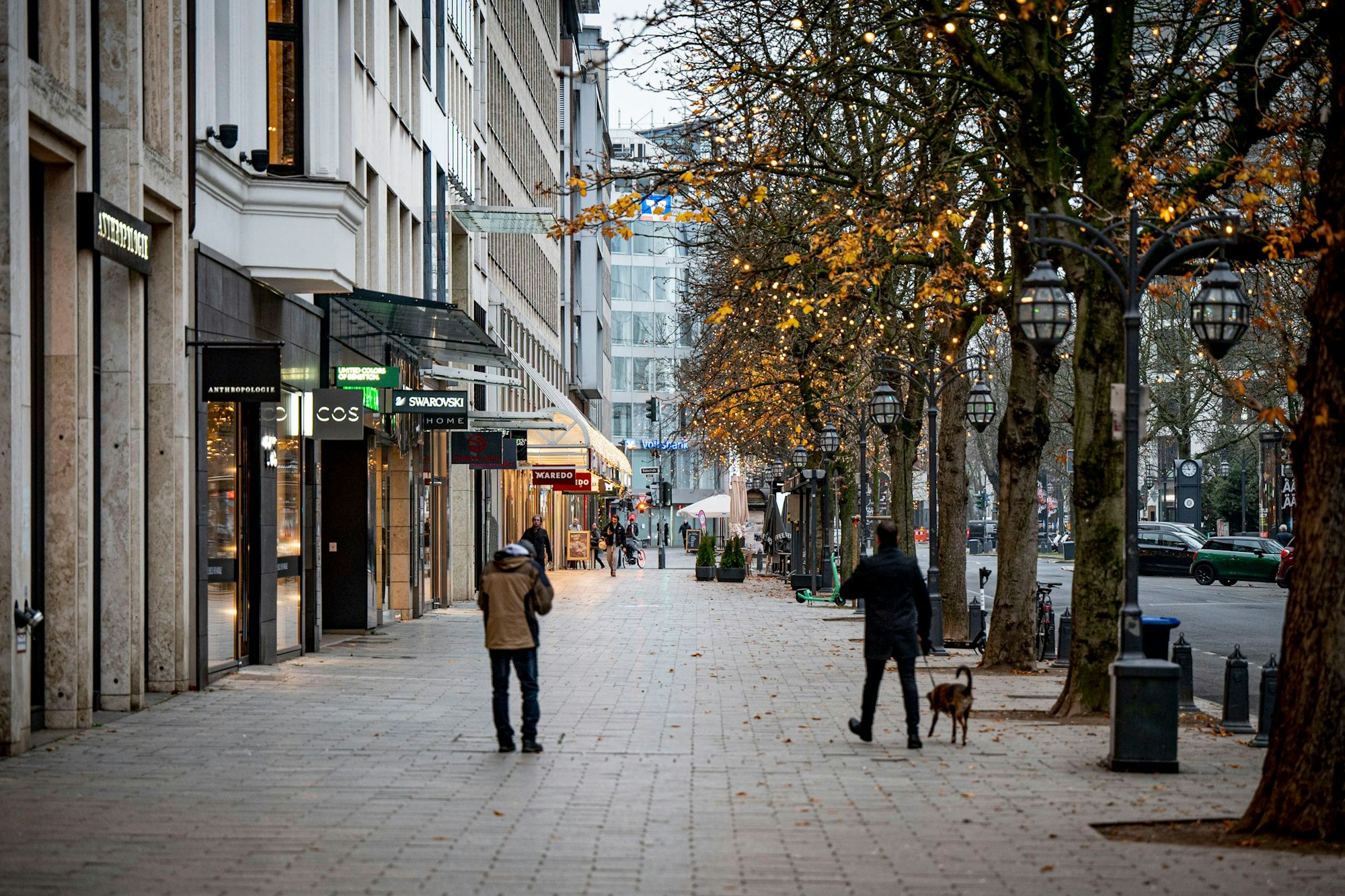 Nur wenige Menschen sind morgens auf der Königsallee unterwegs.