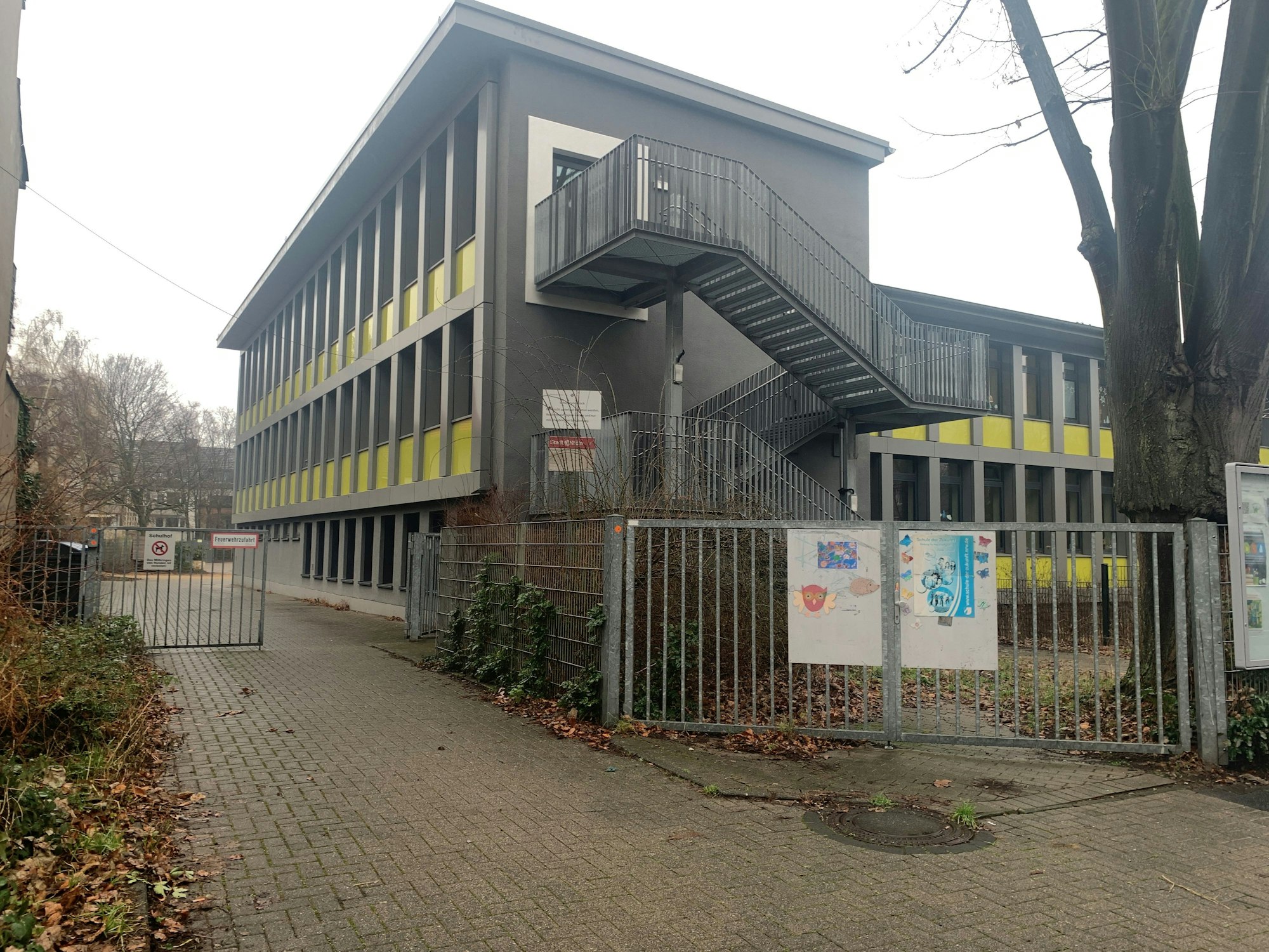 Haupteingang der Grundschule Nesselroder Straße in Köln-Niehl