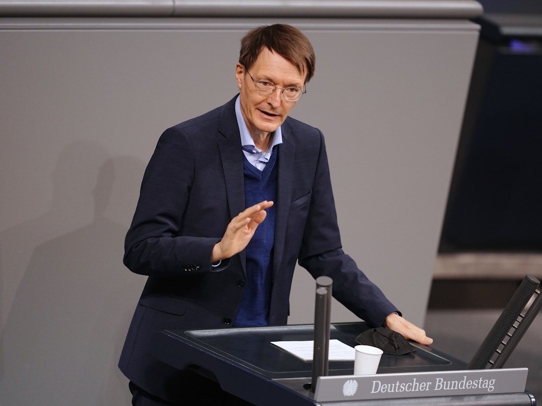 Karl Lauterbach, SPD-Bundestagsabgeordneter und Bundesminister für Gesundheit, spricht bei der Orientierungsdebatte zu einer SARS-CoV-2-Impfpflicht im Bundestag am 26. Januar 2022.