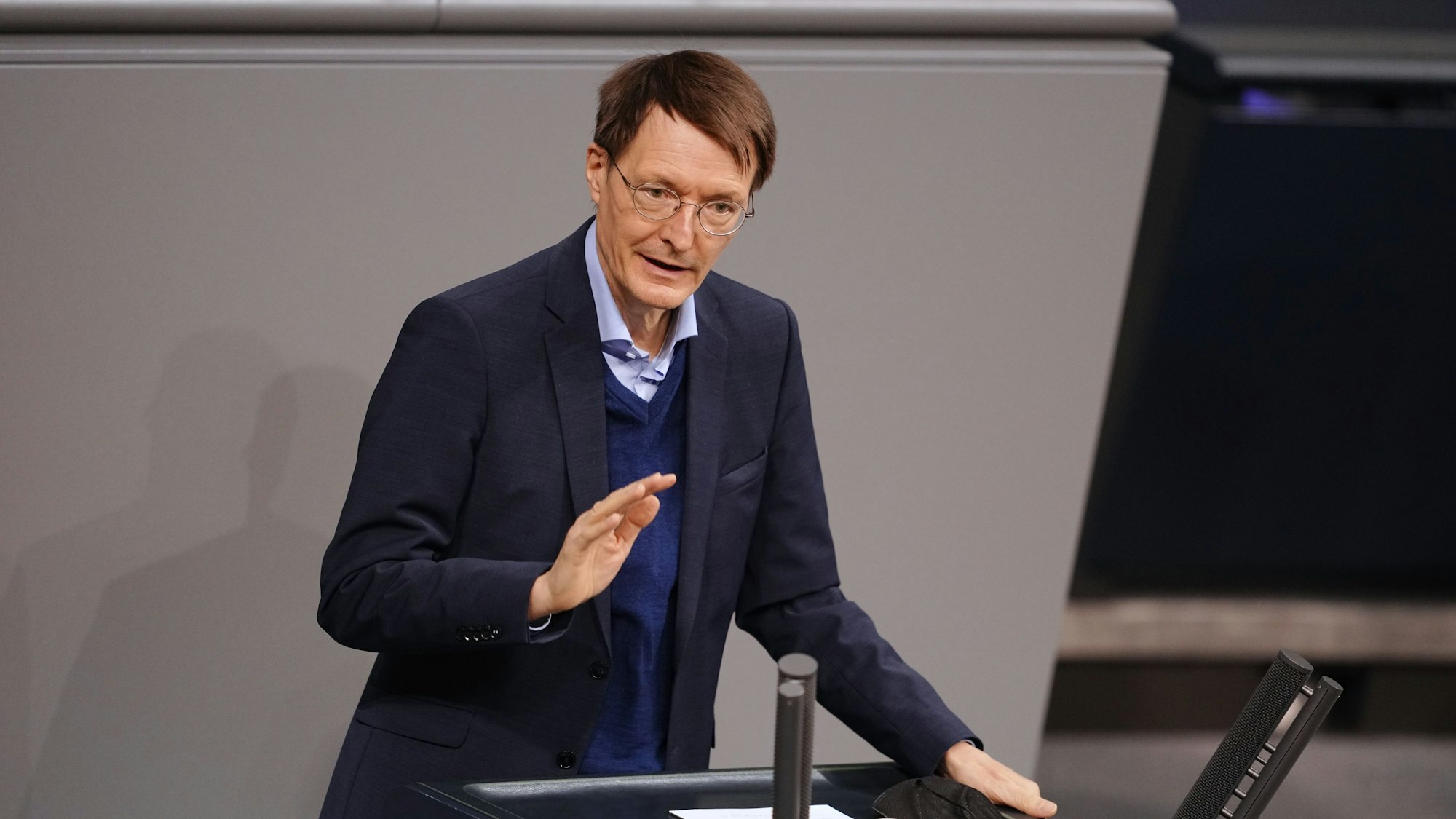 Karl Lauterbach, SPD-Bundestagsabgeordneter und Bundesminister für Gesundheit, spricht bei der Orientierungsdebatte zu einer SARS-CoV-2-Impfpflicht im Bundestag am 26. Januar 2022.
