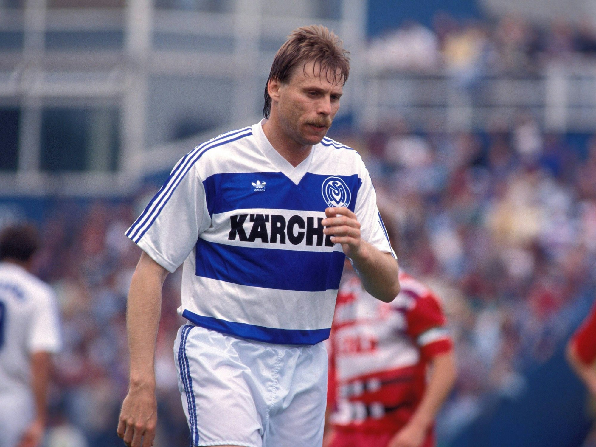 Michael Tönnies geht über den Platz.